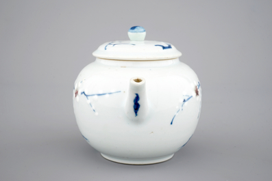 Une th&eacute;i&egrave;re en bleu, blanc et rouge en porcelaine de Chine, &eacute;poque Kangxi, ca. 1700