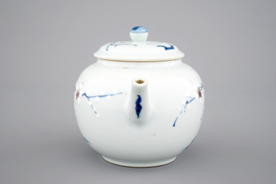 Een zeldzame blauw-witte en onderglazuur rood Chinees porseleinen theepot, Kangxi, ca. 1700