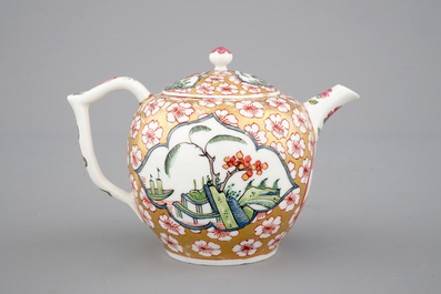 A Chinese famille rose teapot, Qianlong, 18th C.