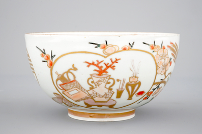 Een Japanse Kutani porselein en vergulde kom, 18/19e eeuw