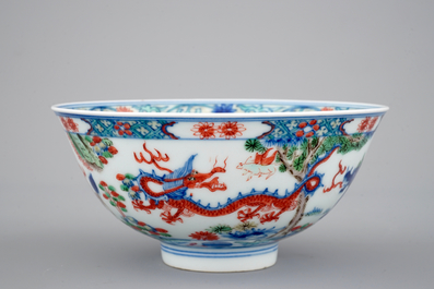 Een Chinees porseleinen wucai kom met draken, 19/20e eeuw
