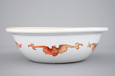 Un bol en porcelaine de Chine polychrome aux papillons et poissons, 19&egrave;me