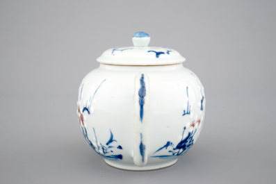 Een zeldzame blauw-witte en onderglazuur rood Chinees porseleinen theepot, Kangxi, ca. 1700