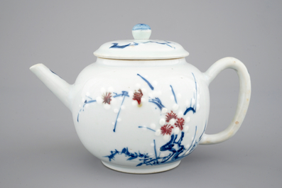 Une th&eacute;i&egrave;re en bleu, blanc et rouge en porcelaine de Chine, &eacute;poque Kangxi, ca. 1700
