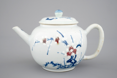 Een zeldzame blauw-witte en onderglazuur rood Chinees porseleinen theepot, Kangxi, ca. 1700