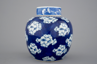 Een blauw-witte Chinese dekselpot, Kangxi, ca. 1700