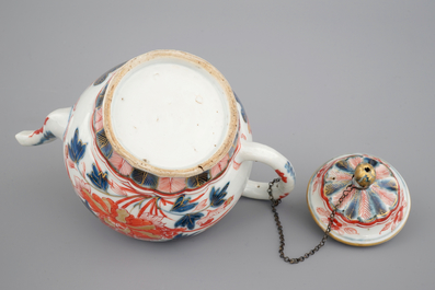 A Chinese Imari teapot and cover, 17/18th C.