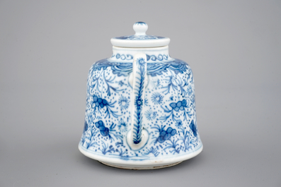 Een blauw-witte Chinees porseleinen theepot, Kangxi, ca. 1700