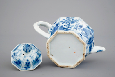 Een blauw-witte Chinees porseleinen theepot, Kangxi, ca. 1700