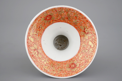 Un crachoir en porcelaine de Chine famille rose au d&eacute;cor en relief, &eacute;poque Yongzheng