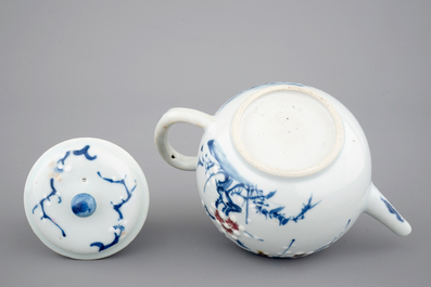 Een zeldzame blauw-witte en onderglazuur rood Chinees porseleinen theepot, Kangxi, ca. 1700