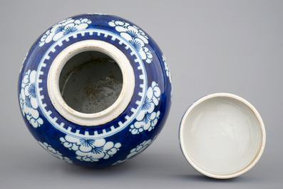 Un pot &agrave; gingembre bleu et blanc, Kangxi, ca. 1700