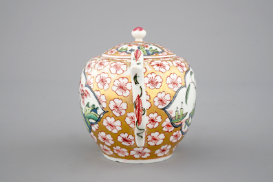 A Chinese famille rose teapot, Qianlong, 18th C.