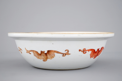 Un bol en porcelaine de Chine polychrome aux papillons et poissons, 19&egrave;me