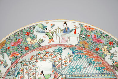 Un exceptionnel et tr&egrave;s grand plat famille rose au d&eacute;cor d'amazones sur chevaux, Yongzheng, 1722-1735