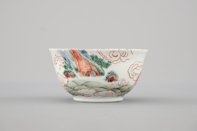 Een kop en schotel met verfijnd famille rose decor, Yongzheng, 1722-735