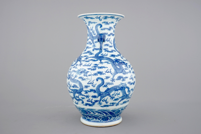 Een blauw-witte Chinese vaas met decor van draken en olifanten als handvaten, 19/20e eeuw