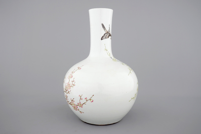 Een polychrome Chinese flesvormige vaas met decor van vogels tussen bloesems, 19e
