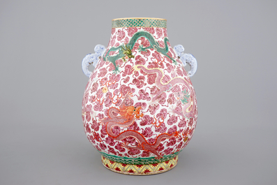 Un vase chinois de forme &quot;hu&quot; au d&eacute;cor famille rose de dragons, probablement Tongzhi, 19&egrave;me