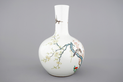 Un vase de forme bouteille au d&eacute;cor de oiseaux et fleurs, ca. 1900
