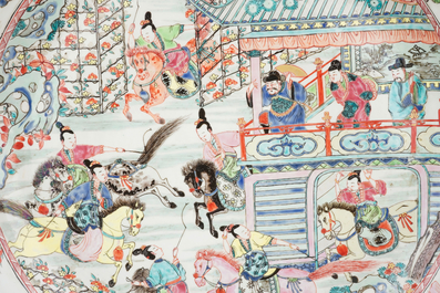 Een uitzonderlijke grote famille rose schotel met amazones te paard, Yongzheng, 1722-1735