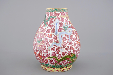 Un vase chinois de forme &quot;hu&quot; au d&eacute;cor famille rose de dragons, probablement Tongzhi, 19&egrave;me