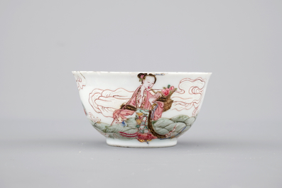 Een kop en schotel met verfijnd famille rose decor, Yongzheng, 1722-735