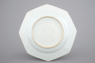 Un plat octagonal d'&eacute;poque Yongzheng, 1722-1735