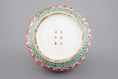 Een Chinese famille rose &quot;hu&quot;-vaas met drakendecor, wellicht Tongzhi, 19e eeuw