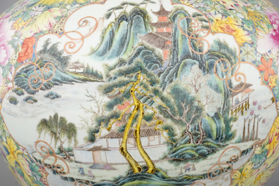 Une paire de vases de forme bouteille au d&eacute;cor millefleurs, ca. 1900