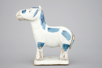 Een blauw-wit Chinees porseleinen paard voor de Nederlandse markt, 18e eeuw