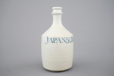 Een Japanse blauw-witte porseleinen fles voor sake, 17/18e eeuw