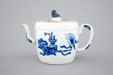 Une th&eacute;i&egrave;re en porcelaine de Chine bleu et blanc, &eacute;poque Kangxi, ca. 1700