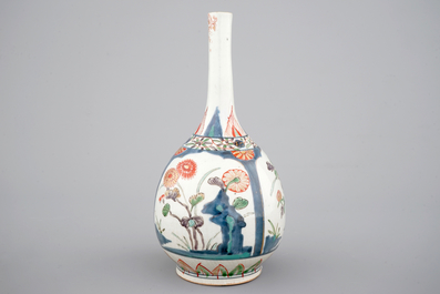 A Japanese Kakiemon-style bottle vase, 17/18th C.