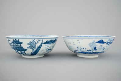 Een paar blauw-witte Chinees porseleinen kommen met landschapsdecor, 19e eeuw