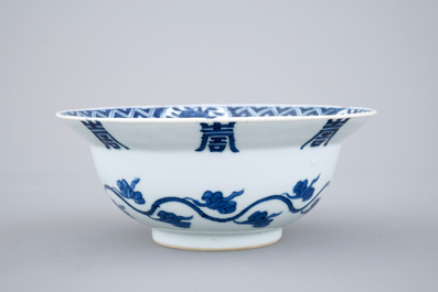 Een blauw-witte Chinees porseleinen klapmutskom, Kangxi, ca. 1700