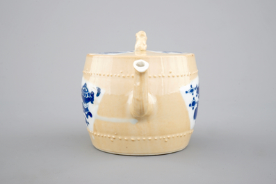 Une th&eacute;i&egrave;re en porcelaine de Chine au fond &quot;caf&eacute; au lait&quot;, &eacute;poque Kangxi, ca. 1700