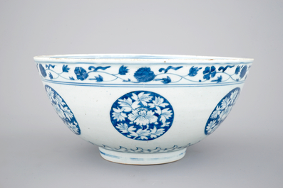 Un bol en porcelaine de Chine bleu et blanc, Dynastie Ming, 16&egrave;me