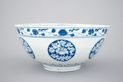 Een blauw-witte Chinees porseleinen kom, Ming Dynastie, 16e eeuw