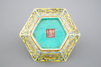 Een hexagonale kom met gele fondkleur, gemerkt Qianlong, 19e eeuw