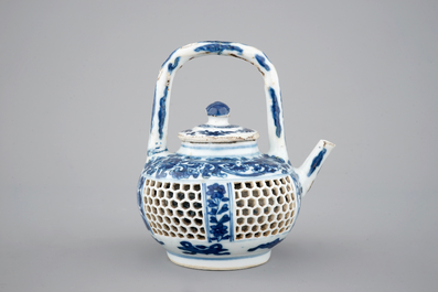 A Chinese double-walled blue and white teapot, Kangxi, ca. 1700