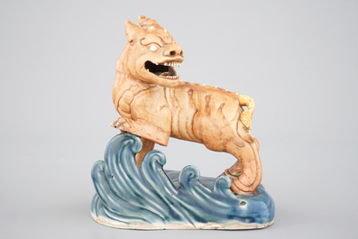 Een Chinees biscuit porseleinen figuur van een kylin, Qianlong, 18e eeuw