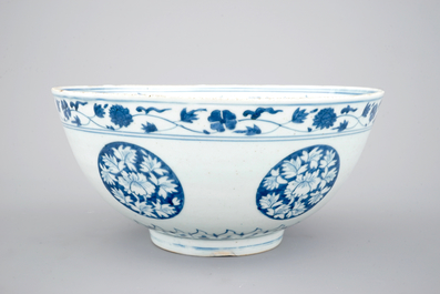 Een blauw-witte Chinees porseleinen kom, Ming Dynastie, 16e eeuw