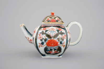 A square Japanese Imari porcelain teapot, 17/18th C.