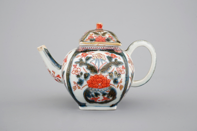 Een vierkante Japanse porseleinen Imari theepot, 17/18e eeuw