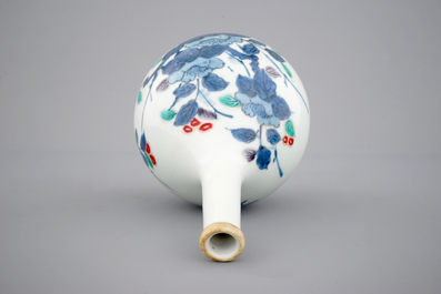 Un vase bouteille en porcelaine polychrome de Japon, 17/18&egrave;me