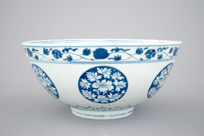 Een blauw-witte Chinees porseleinen kom, Ming Dynastie, 16e eeuw