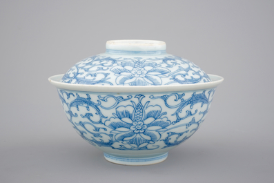 A blue and white Chinese porcelain bowl and cover, 19th C.