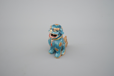 Un br&ucirc;le parfum en porcelaine de Chine en forme de chien de foo, 18/19&egrave;me
