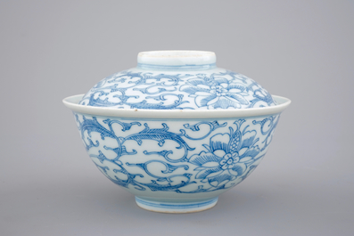 A blue and white Chinese porcelain bowl and cover, 19th C.